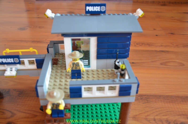 lego_city_60069_stanice_specialni_policie_08